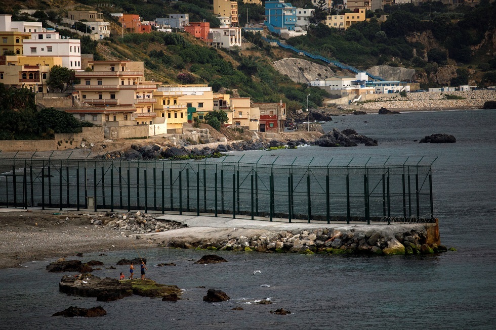 إسبانيا.. وصول نحو 100 مهاجر إلى جيب سبتة سباحة ومنع 60 آخرين من العبور باتجاه مليلية (فيديو)