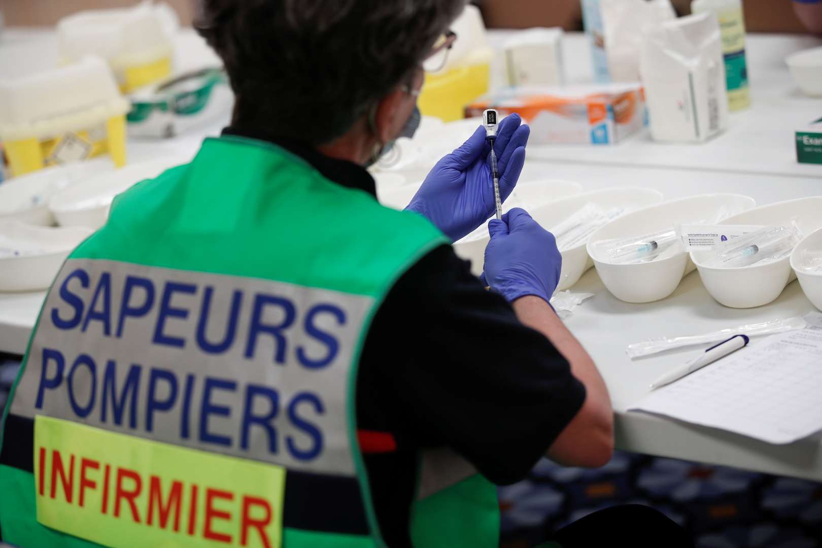 فرنسا تسجل تراجعا طفيفا بعدد مرضى كورونا في العناية المركزة