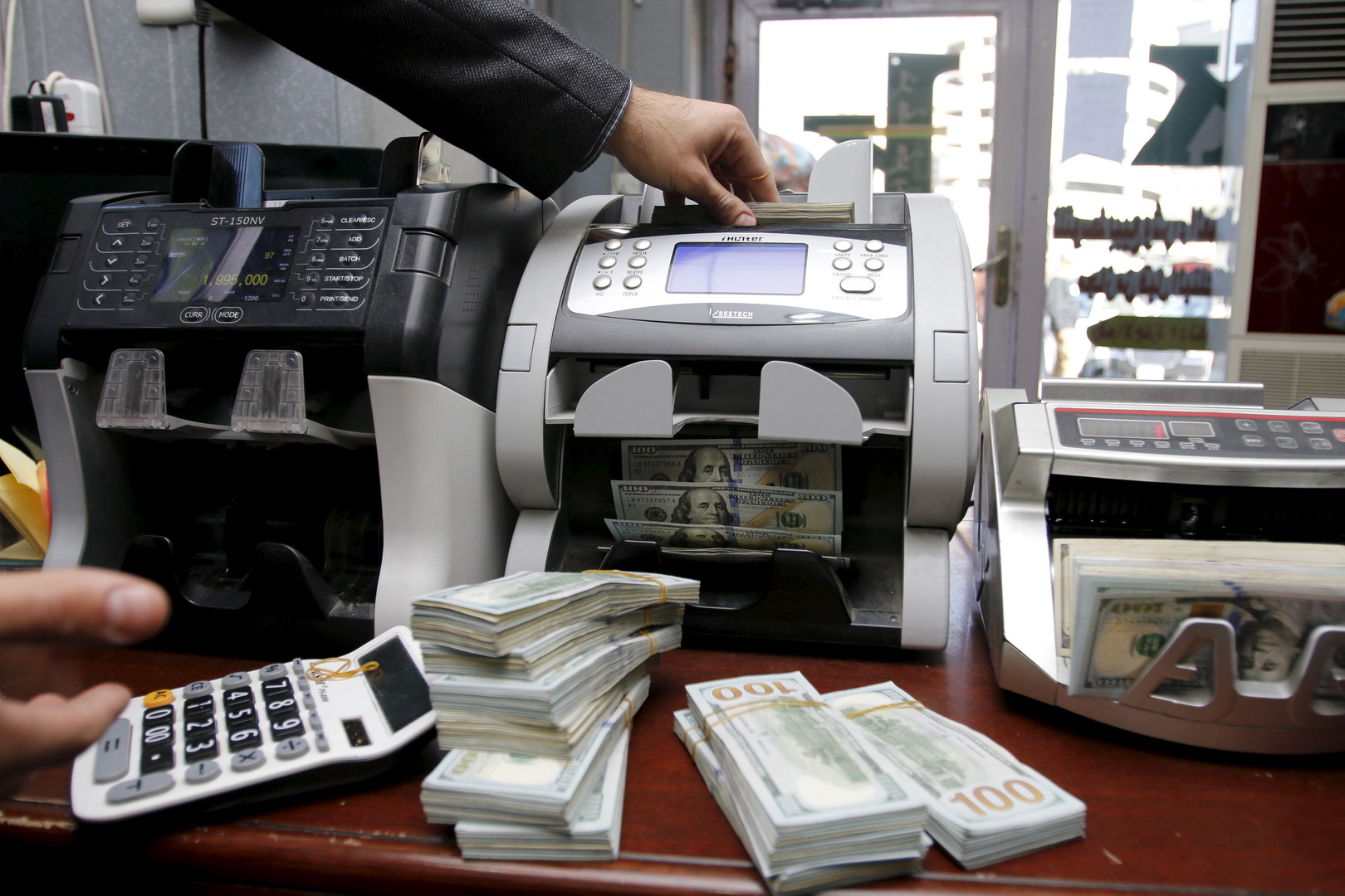 المستشار المالي للكاظمي يكشف عن إجمالي ديون العراق واجبة الدفع