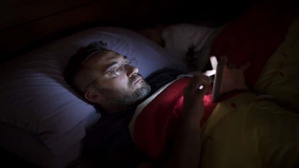 هل يساعد الوضع الليلي في الهواتف على النوم حقا؟
