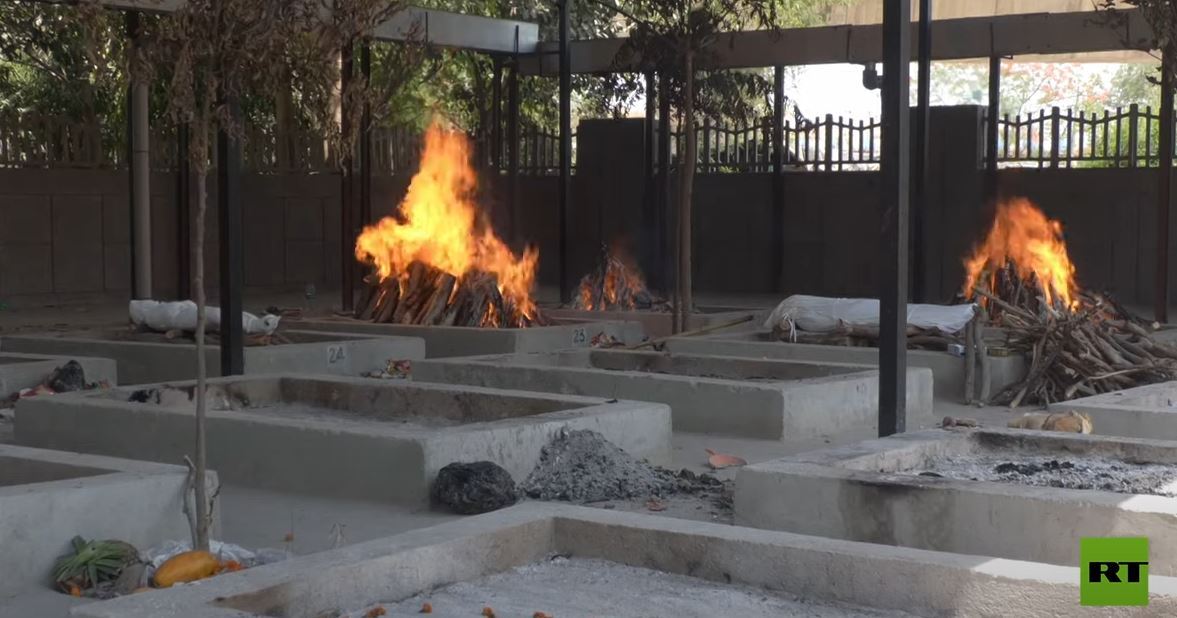 الهند.. تحويل متنزه إلى ساحة لحرق الجثث بعد تسجيل أرقام قياسية لوفيات كوفيد