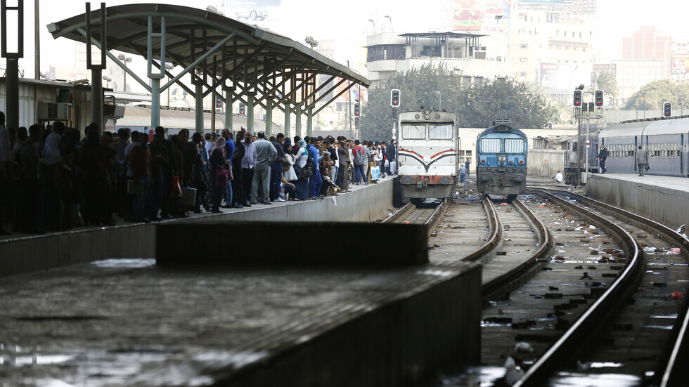 مصر.. سائق قطار يمنع كارثة على خط السكك الحديدية (صور)