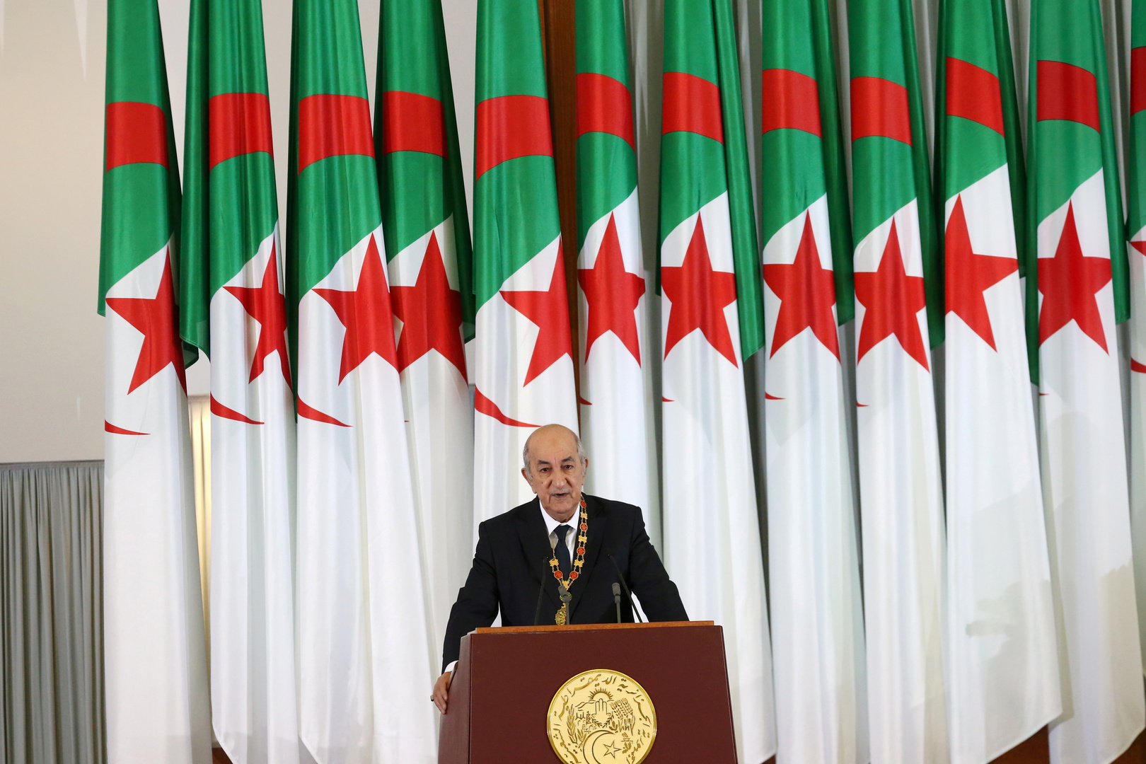 الرئيس الجزائري يقيل وزير البريد