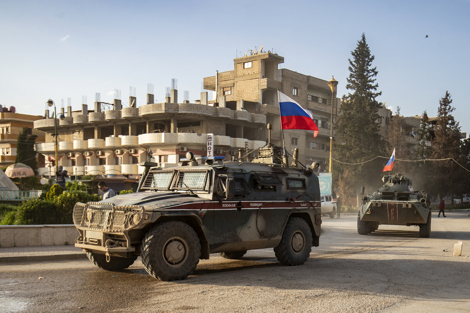 سوريا.. الشرطة العسكرية الروسية تسيّر دوريات في القامشلي لضمان وقف الاشتباكات