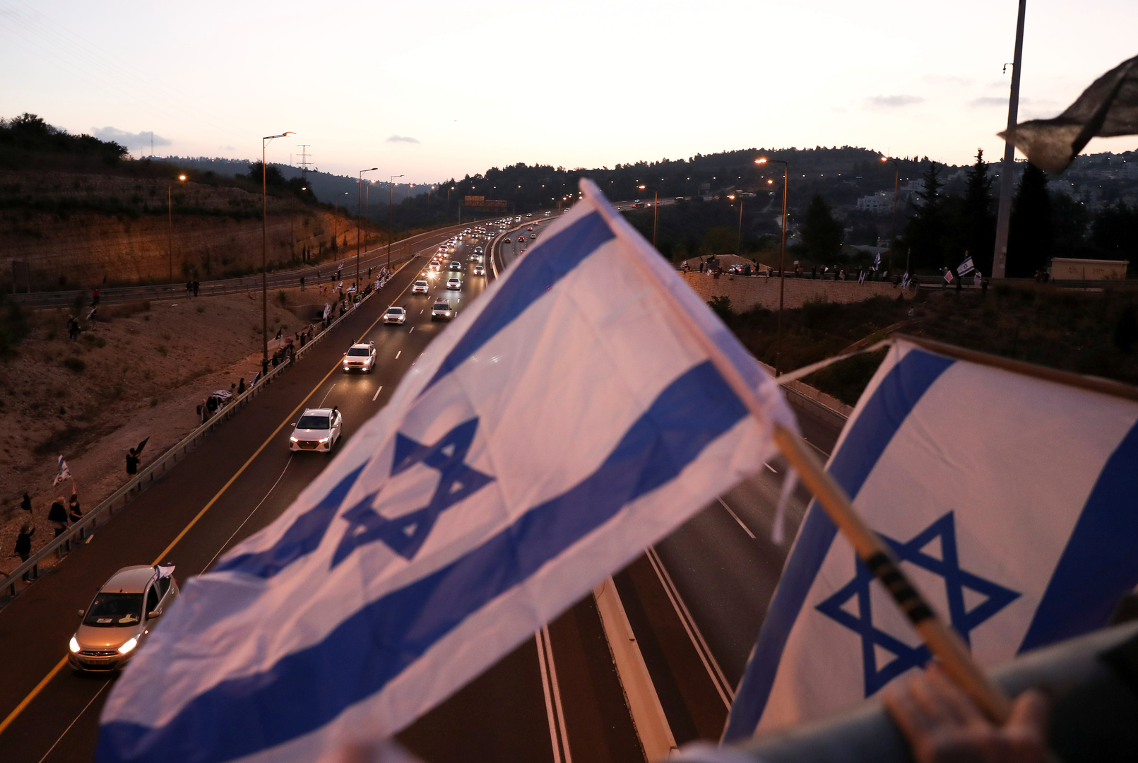الاتصالات الائتلافية الموازية تحرز تقدما في إسرائيل وتهديدات بـ