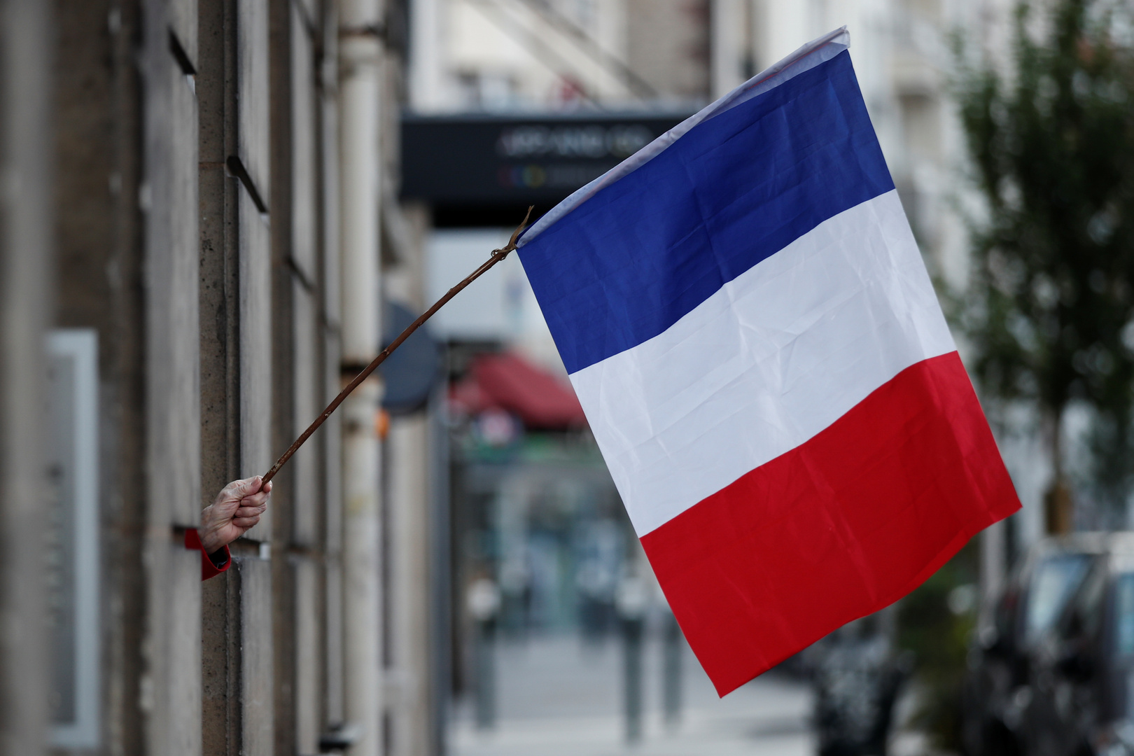 استطلاع: 58% من الفرنسيين يؤيدون رسالة العسكريين المتقاعدين