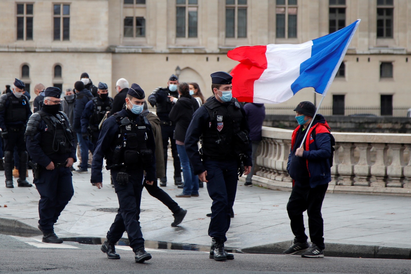 استطلاع: 58% من الفرنسيين يؤيدون رسالة العسكريين المتقاعدين