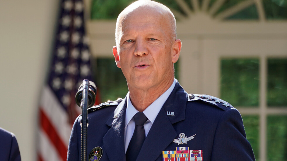 قائد القوات الفضائية الأمريكية يتهم روسيا بامتلاك سلاح فتاك بالأقمار الصناعية