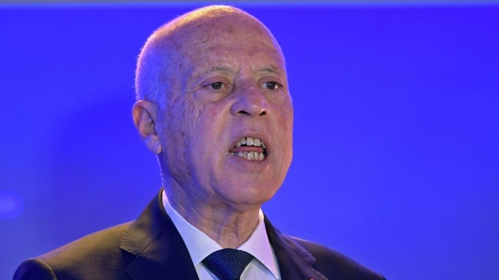 الرئيس التونسي يتناول وجبة الإفطار مع قوات عسكرية ويبعث برسائل لـ"محرّفي النصوص الدستورية"