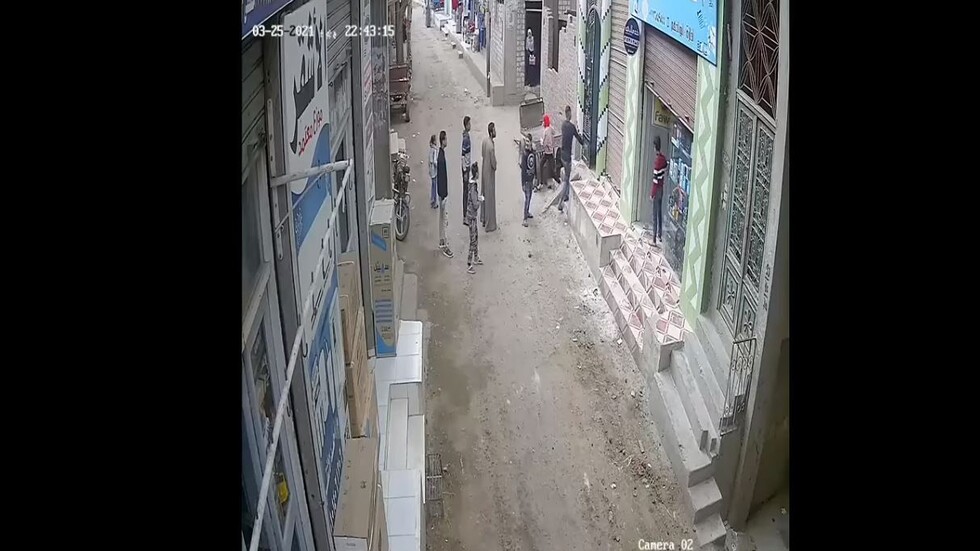 مصر.. شاب يطفئ أسطوانة غاز مشتعلة كادت أن تتسبب بكارثة