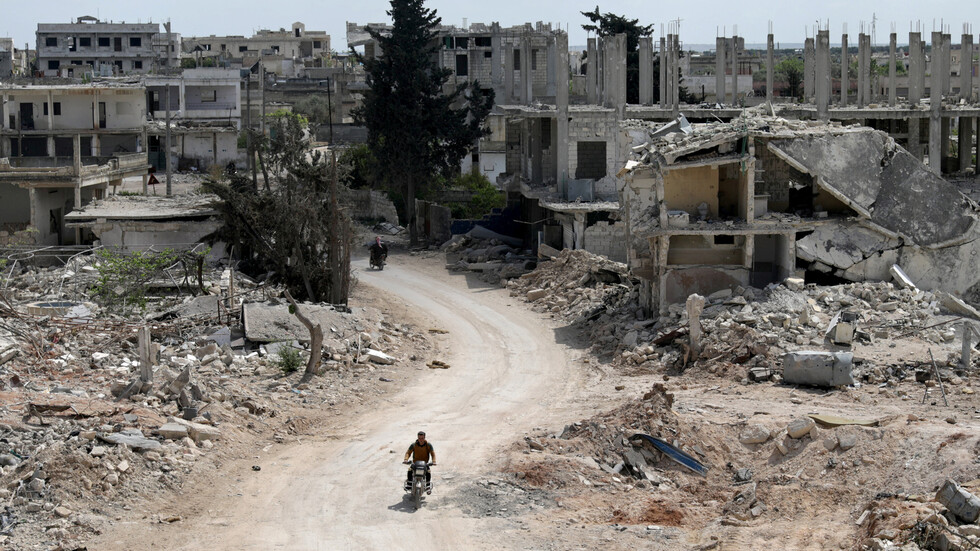 المرصد السوري لحقوق الإنسان: قتلى وجرحى جراء انفجار مستودع ذخيرة قرب مخيم للنازحين في إدلب