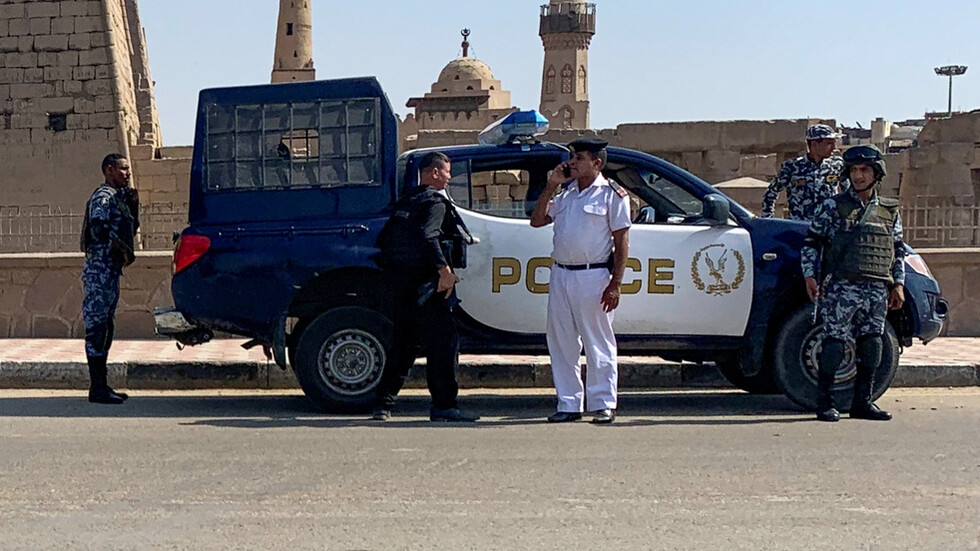 "مكانش راضي يجوزني".. القبض على شاب قتل والده بطريقة مروعة في مصر