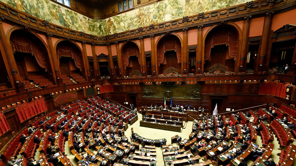 سيناتور إيطالي يدعو إلى فرض حظر بحري وسط البحر المتوسط