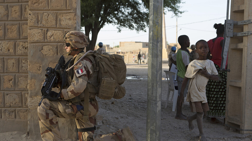 "جماعة نصرة الإسلام والمسلمين" التابعة لـ"القاعدة" تختطف صحفيا فرنسيا في مالي