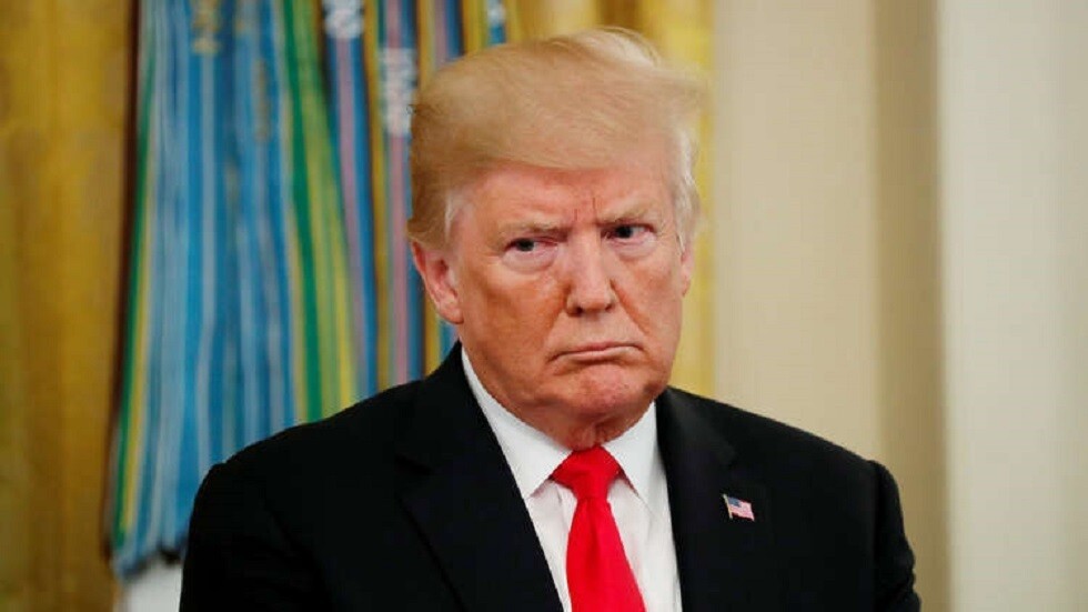 "تويتر" يعلق حسابا ينشر بيانات ترامب