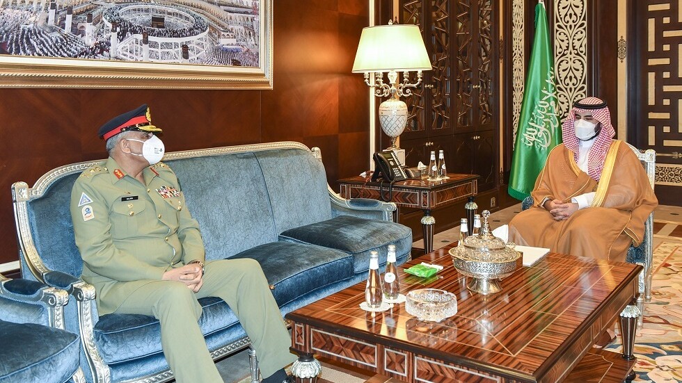 نائب وزير الدفاع السعودي يستقبل قائد الجيش الباكستاني