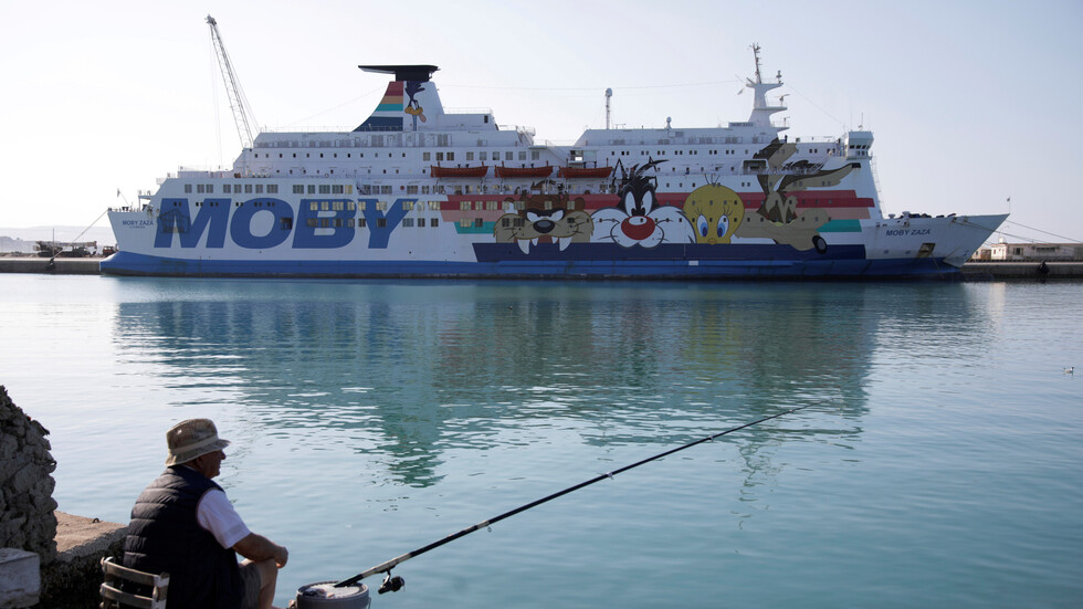 خفر السواحل الليبي يطلق النار على صياد إيطالي قبالة مياه طرابلس