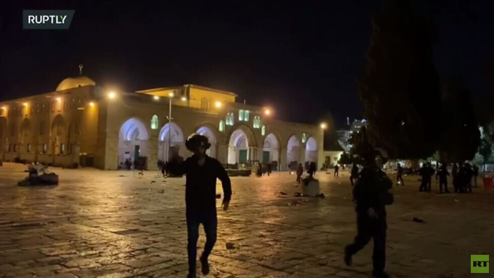 شرطي إسرائيلي يهاجم مصور "رابتلي"