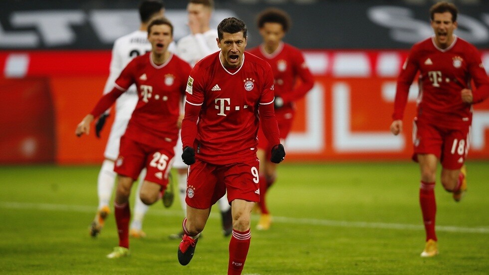 بايرن ميونخ يتوج بلقب الدوري الألماني للمرة التاسعة على التوالي بعد خسارة مطارده لايبزيغ