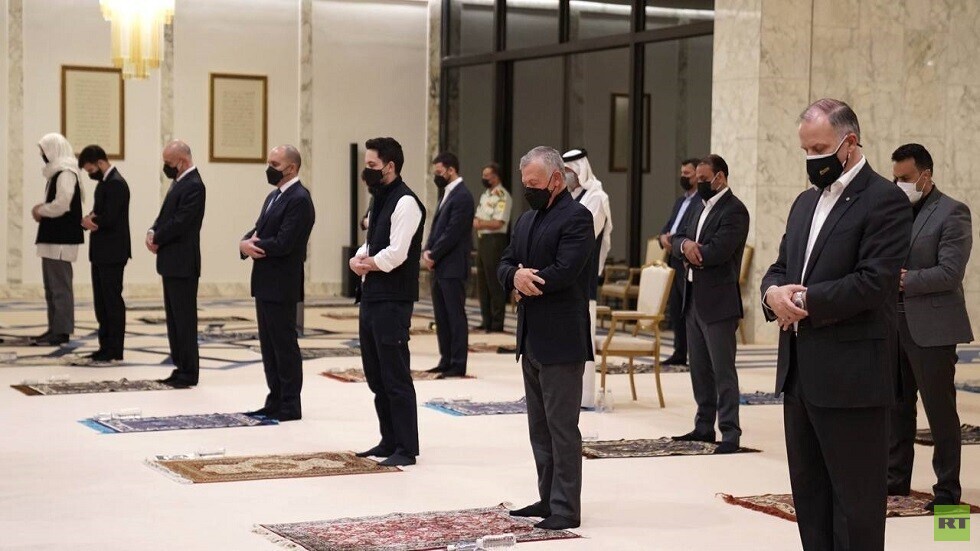 بالصور.. عاهل الأردن وولي عهده يحييان 