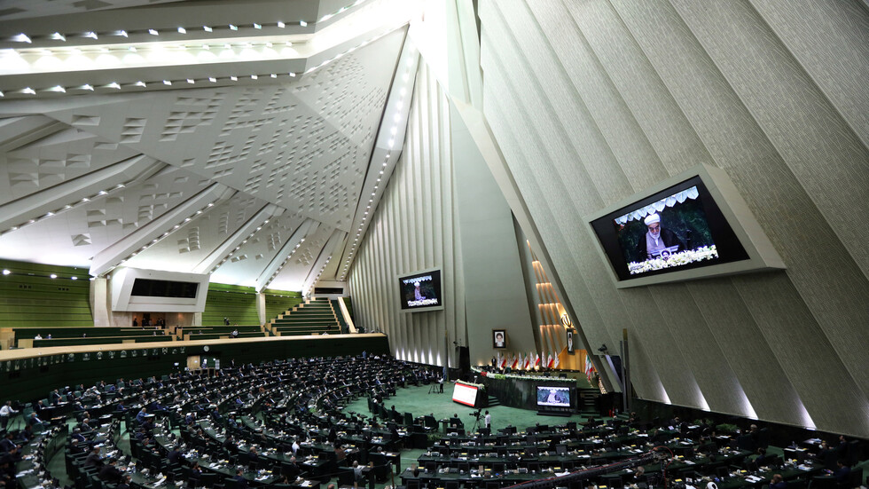 اجتماع مغلق للبرلمان الإيراني لبحث محادثات فيينا و"تسريب محادثة ظريف"