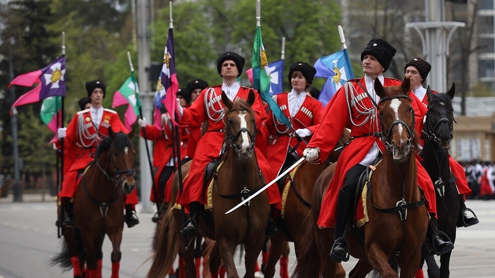 قوزاق بوذيون يشاركون في استعراض النصر بالساحة الحمراء