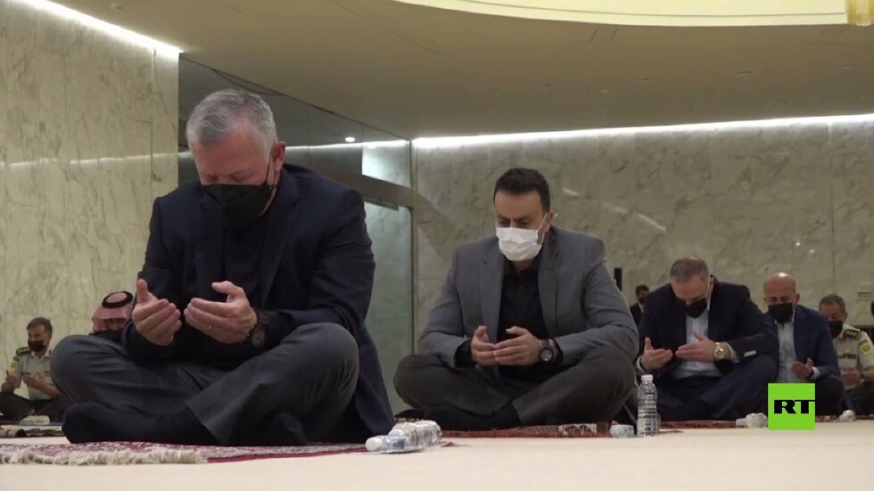 ملك الأردن عبدالله الثاني يؤدي صلاة ليلة القدر في مسجد الهاشمية في عمان مع الأمير الحسين