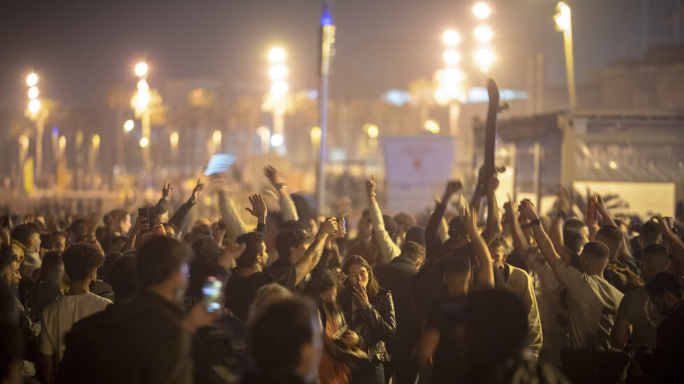 الإسبان يحتفلون عفويا بالشوارع برفع "طوارئ كورونا"