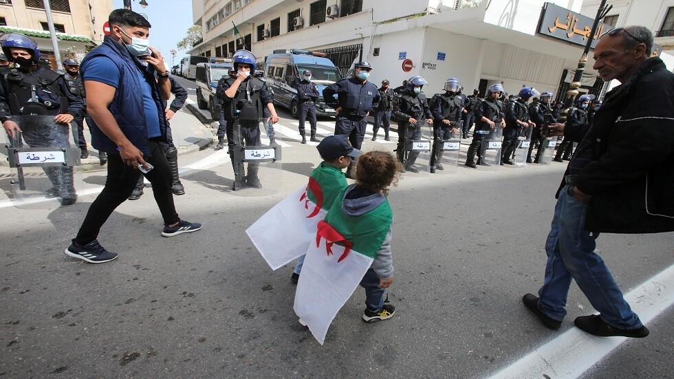 الجزائر تفرض قيودا على احتجاجات الشوارع الأسبوعية