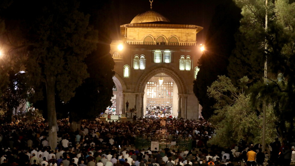 تجدد المواجهات صباحا في باحات الأقصى عقب اقتحام القوات الإسرائيلية (فيديو)