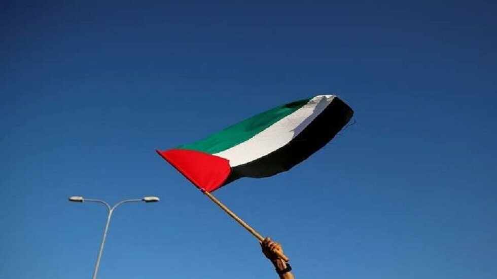 إنزال العلم الإسرائيلي ورفع الفلسطيني في اللد (فيديو)