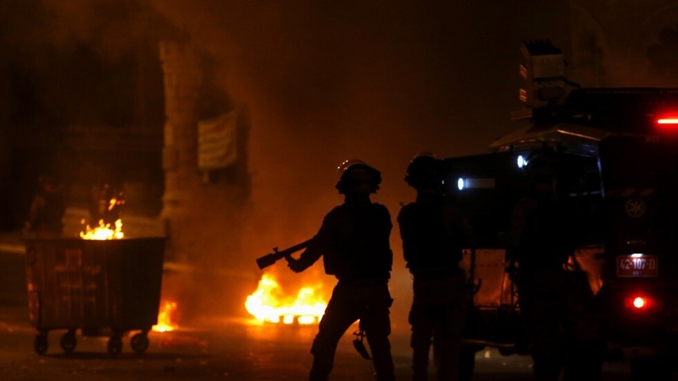 مدينة اللد تنتفض.. مواجهات دامية ومقتل شاب برصاص مستوطن (صور + فيديو)