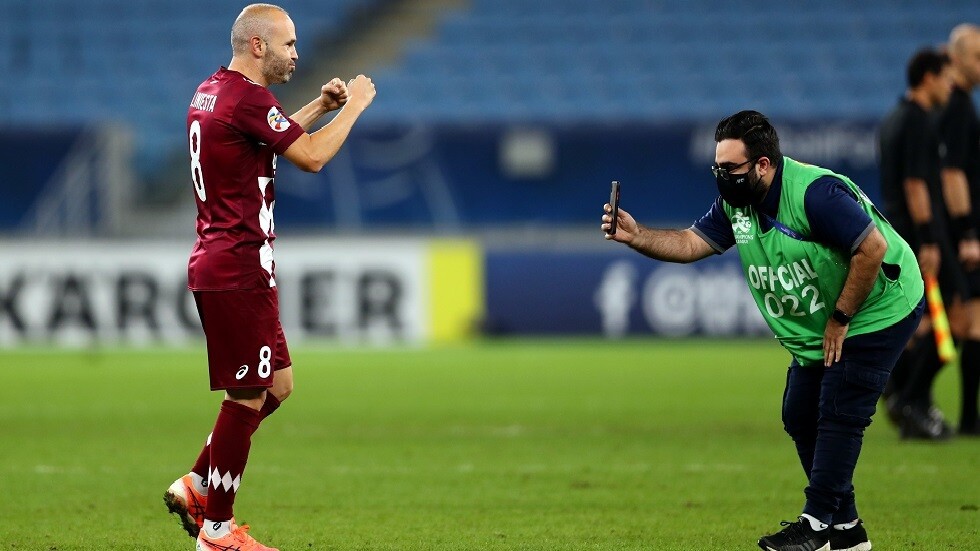 إنييستا يمدد عقده مع فيسل كوبي لعامين