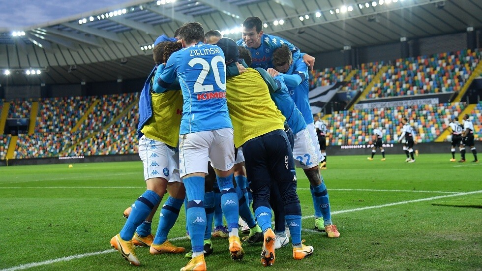 نابولي يكتسح أودينيزي بخماسية ويقترب من التأهل لدوري الأبطال