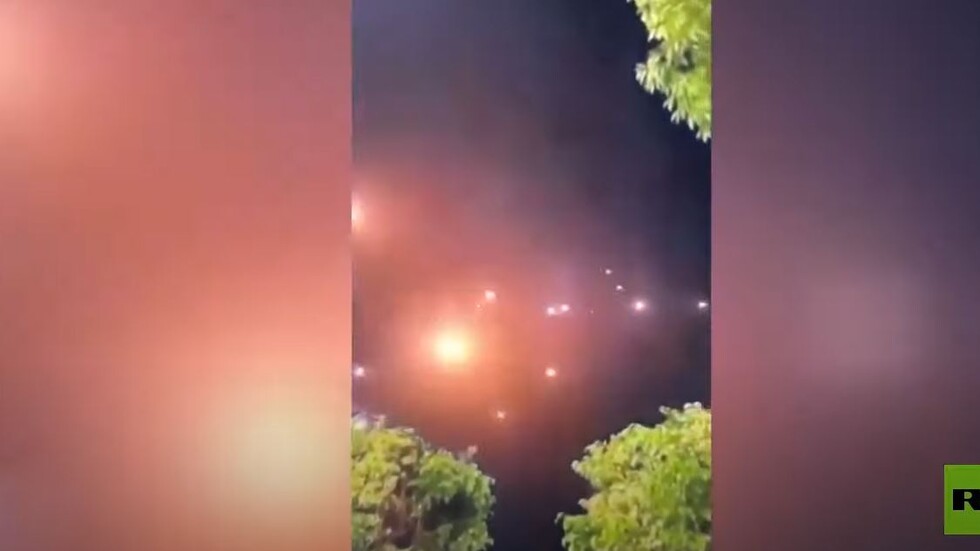 القبة الحديدية الإسرائيلية تعترض وابلا من الصواريخ فوق تل أبيب