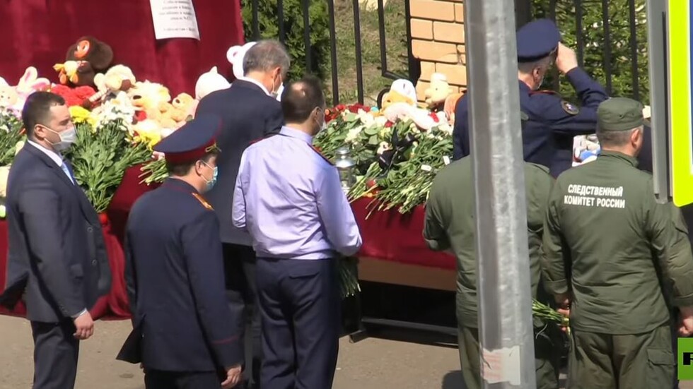 وضع الورود أمام مدرسة قازان المنكوبة