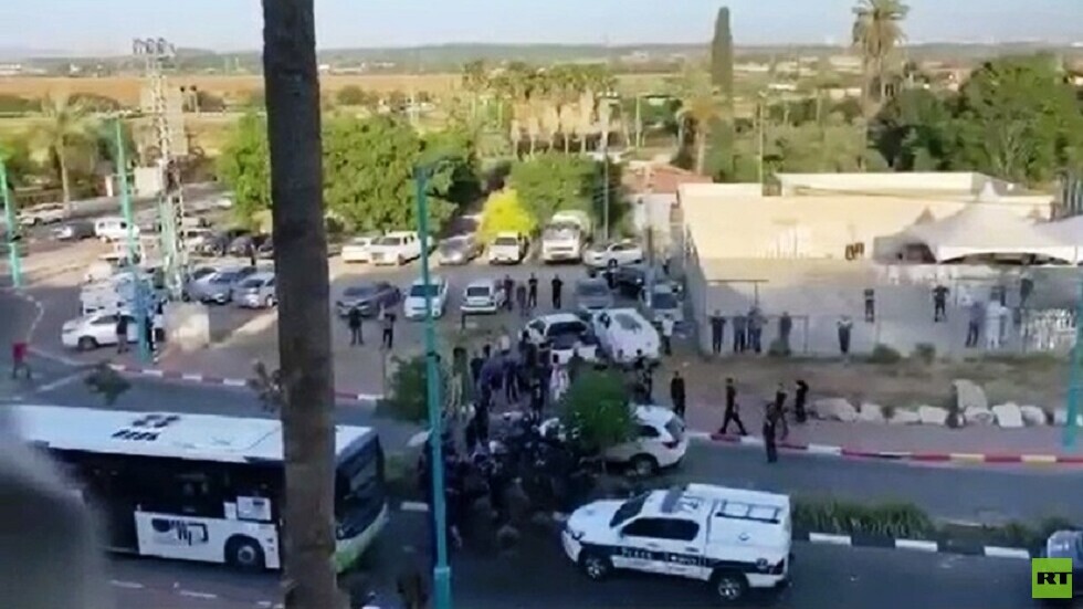 قبل فرض حظر التجوال.. القوات الإسرائيلية تهاجم خيمة عزاء الشاب الذي قتله مستوطن في مدينة اللد