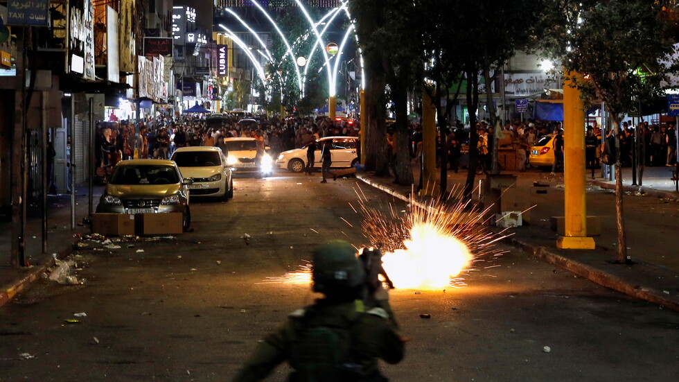 مواجهات بين القوات الإسرائيلية والفلسطينيين في الضفة الغربية.. وإصابات بالرصاص الحي