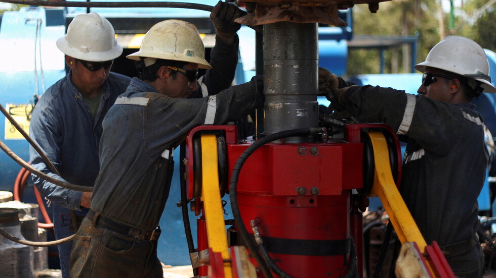 النفط يهبط عن قمة 8 أسابيع