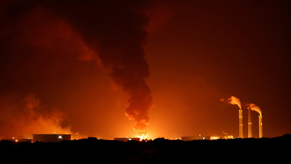 الجيش الإسرائيلي يعلن قصف مكاتب استخبارات "حماس" في غزة
