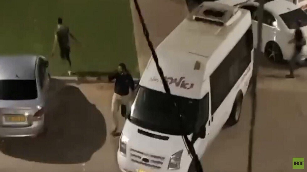 بالفيديو.. يهود مسلحون يجوبون الشوارع في مدينة اللد بحثا عن الفلسطينيين