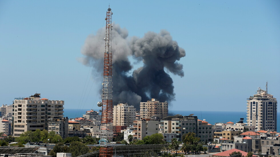 مراسلنا: الطيران الإسرائيلي يشن غارات عنيفة غرب مدينة غزة