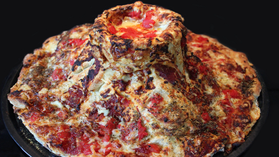 بيتزا مخبوزة في الحمم البركانية!.. رجل مغامر يطهو الفطائر على بركان غواتيمالا النشط!