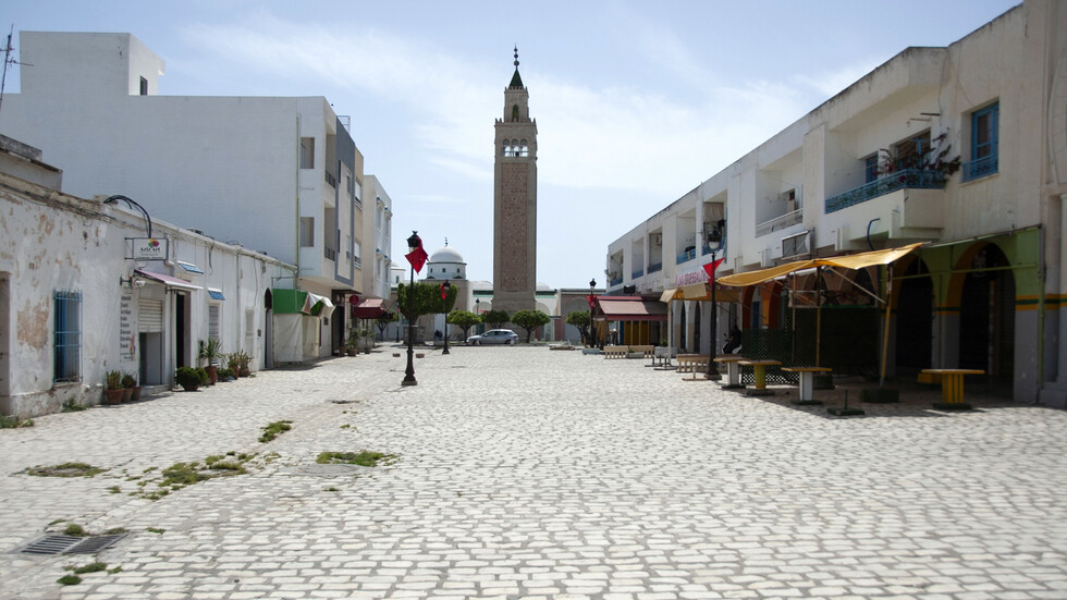 تونس تخطط لإعادة فتح اقتصادها رغم الضغوط على المستشفيات