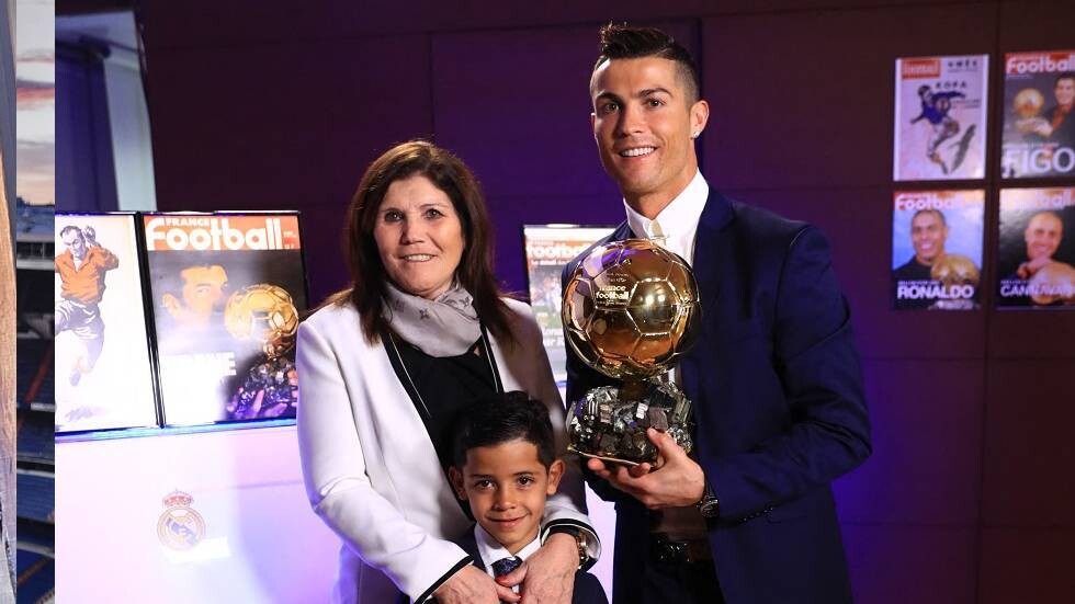 والدة رونالدو: سأحاول إقناعه بالعودة لفريقه الأم