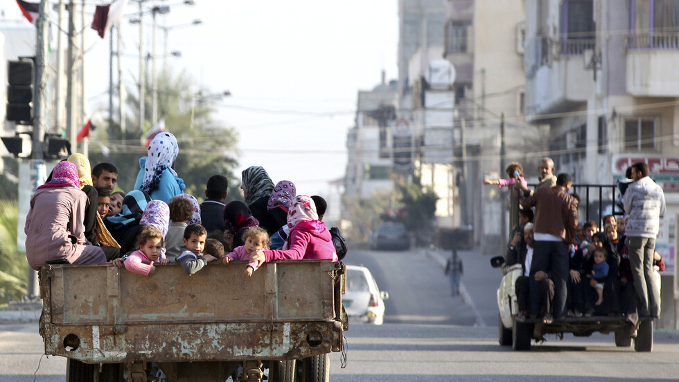 نزوح العديد من العائلات الفلسطينية من المناطق الحدودية في شرق وشمال قطاع غزة