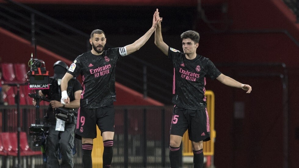 حارس مرمى غرناطة يهدي هدفا لبنزيما (فيديو)