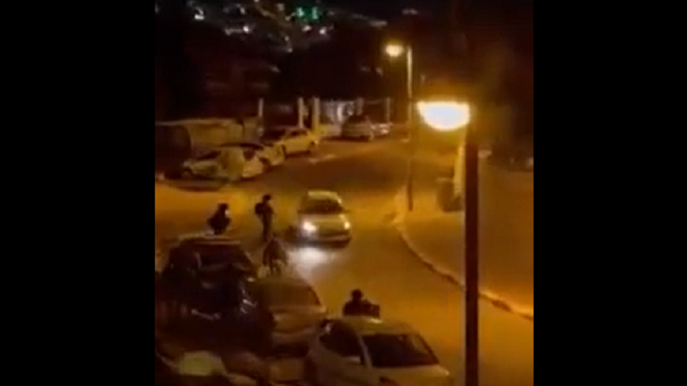 بالفيديو.. الشرطة الإسرائيلية تعتدي على سيارات مدنيين عرب داخل الخط الأخضر