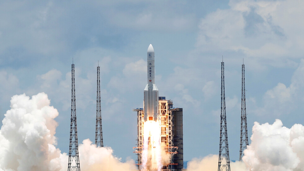 الصين تنجح في إيصال أول مركبة فضائية لها إلى سطح المريخ