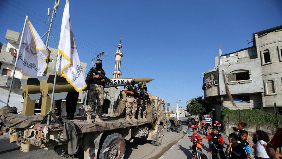 كتائب القسام توجه ضربة صاروخية جديدة لأسدود بعشرات الصواريخ "ردا على مجزرة مخيم الشاطئ"
